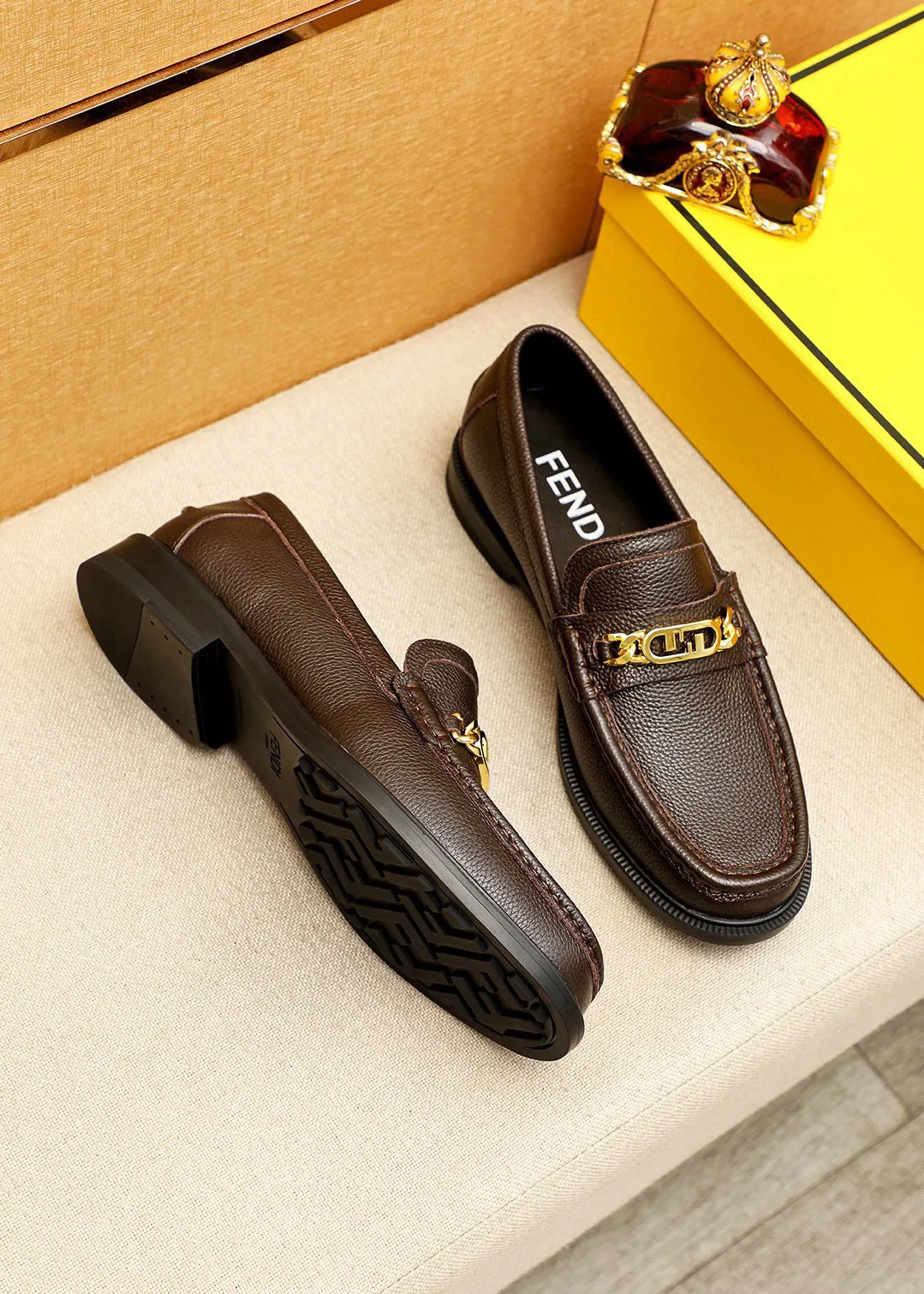 Men's shoes 💰460 💐 Product trademark: FENDI [Fendi] casual leather shoes Regular size: 38-44 (45🉑️customized) Product materials: Selected imported first-layer pebbled cowhide leather upper + luxury hardware buckle, imported cowhide lining. Strong three-dimensional visual effect, rubber outsole Color: 3⃣️colors available